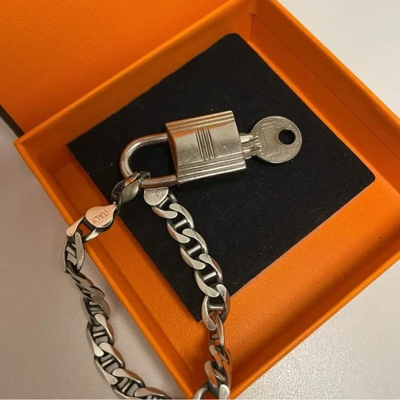 AUTHENTIC Hermes palladium lock and key:
Sterling silver bracelet - Picture 4 of 15